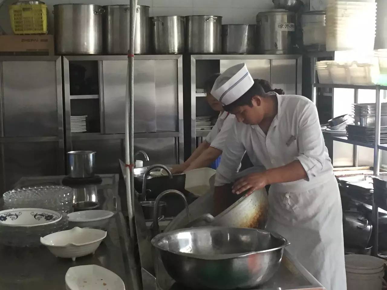阿巴拜科日·麦提尼亚孜分配至厨部在工作中