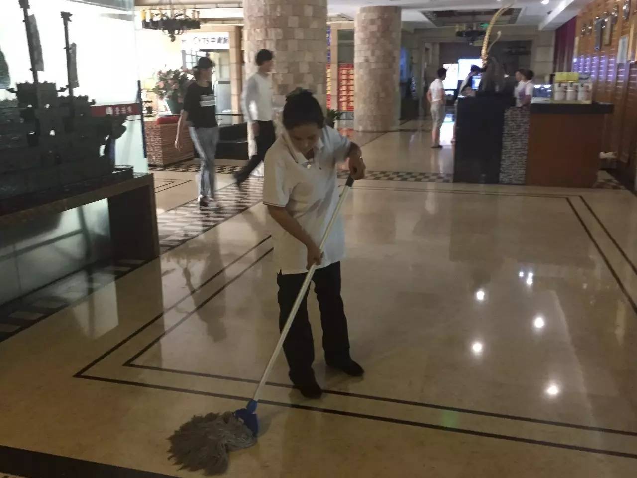 阿曼尼萨·萨代提分配至保洁部在工作中